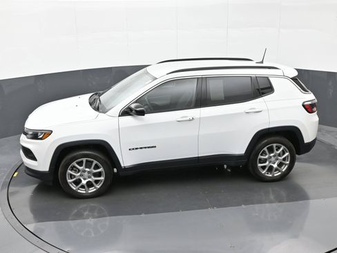 Used 2023 Jeep Compass Latitude AWD/4WD image 36