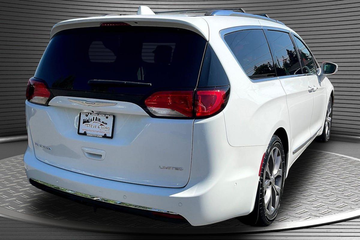 Used 2017 Chrysler Pacifica Limited w/ UConnect Theater Package FWD image 6