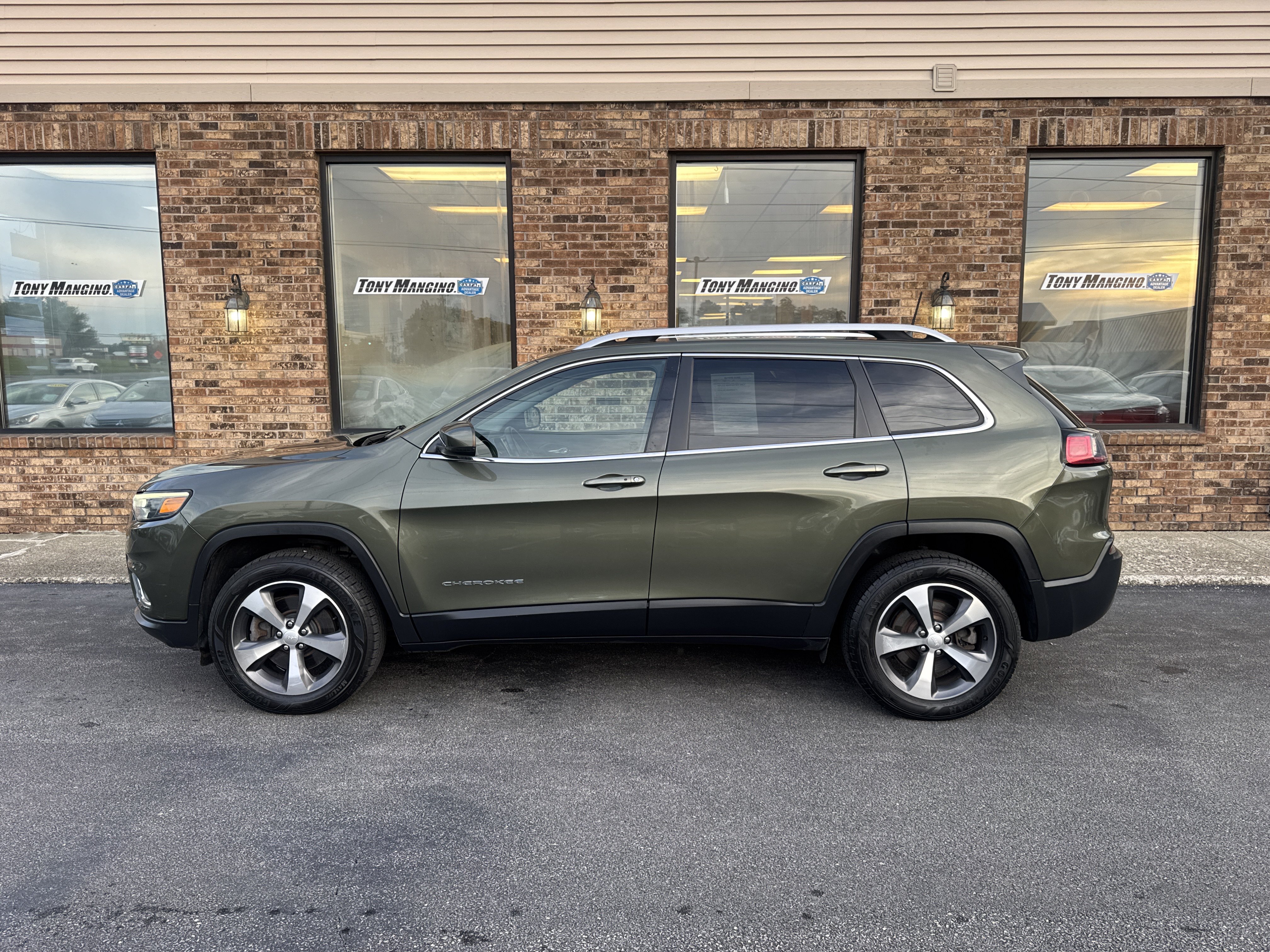 Used 2020 Jeep Cherokee Limited AWD/4WD image 2