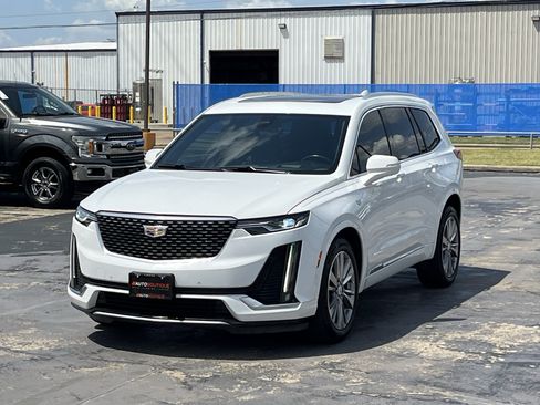 Used 2023 Cadillac XT6 Premium Luxury w/ Technology Package FWD image 3