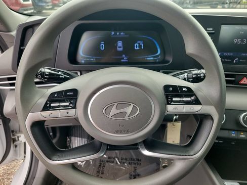 Used 2024 Hyundai Elantra SE FWD image 17