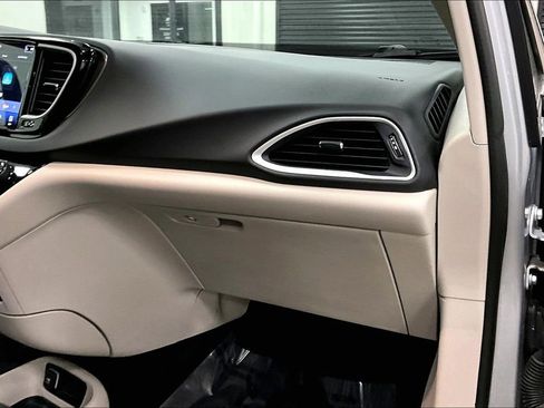 Used 2024 Chrysler Pacifica Touring-L image 26