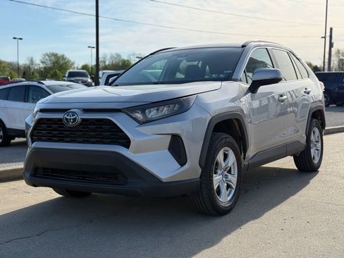 Used 2020 Toyota RAV4 LE AWD/4WD image 2