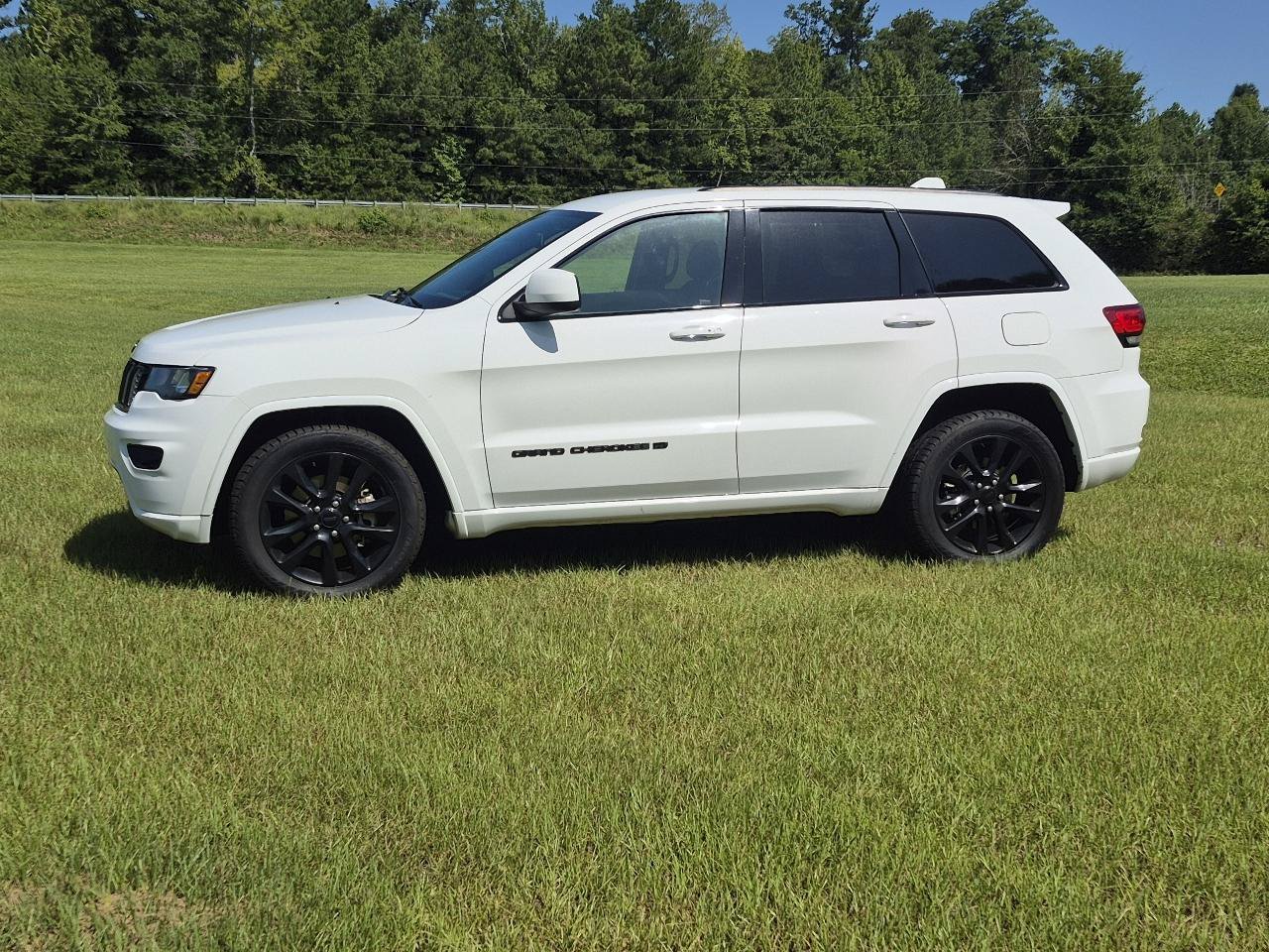 Used 2022 Jeep Grand Cherokee Laredo X RWD image 4