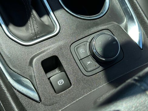 Used 2023 Chevrolet Traverse LT image 32