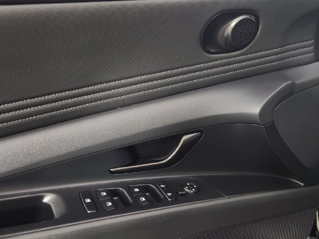 Certified 2025 Hyundai Elantra SEL FWD image 10
