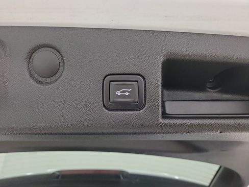 Used 2023 Chevrolet Equinox LT w/ Driver Convenience Package image 11