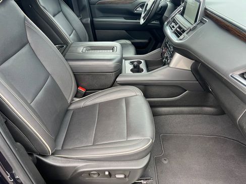 Used 2024 Chevrolet Suburban Premier RWD image 16