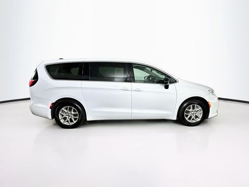 Used 2024 Chrysler Pacifica Touring-L FWD image 10