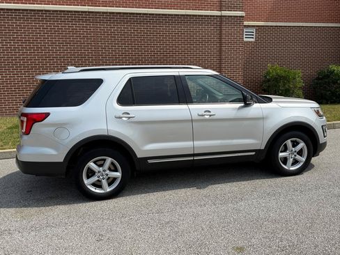 Used 2017 Ford Explorer XLT w/ Equipment Group 202A AWD/4WD image 14