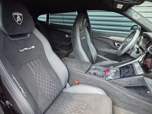 Used 2023 Lamborghini Urus Performante AWD/4WD image 18