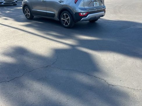 Used 2025 Kia Niro LX FWD image 7