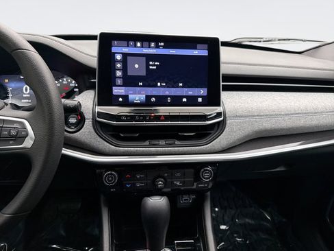 Used 2023 Jeep Compass Sport image 14