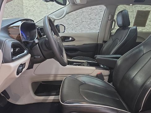 Used 2023 Chrysler Pacifica Limited image 25