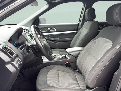 Used 2017 Ford Explorer XLT AWD/4WD image 9
