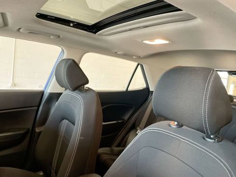 Used 2025 Hyundai Venue SEL image 11