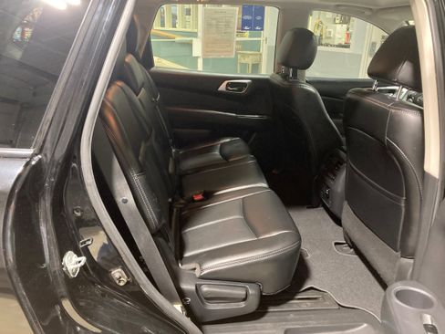 Used 2017 Nissan Pathfinder Platinum image 7