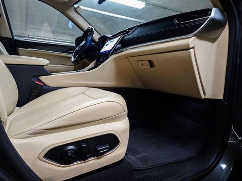 Used 2022 Jeep Grand Cherokee Limited w/ Luxury Tech Group II image 39