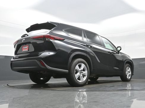 Used 2024 Toyota Highlander LE FWD image 31