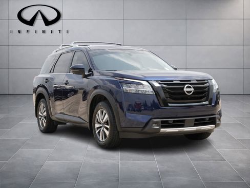 Used 2023 Nissan Pathfinder SL w/ Black Appearance Package AWD/4WD image 3