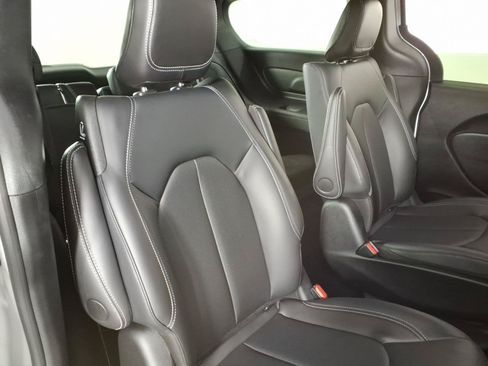 Used 2024 Chrysler Pacifica Limited FWD image 12