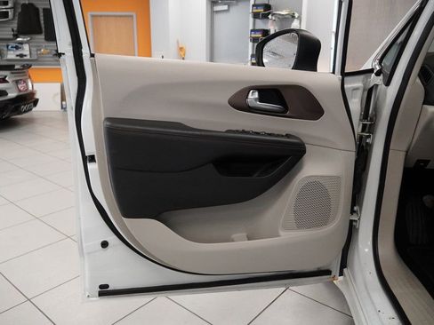 Used 2017 Chrysler Pacifica Touring Plus image 5