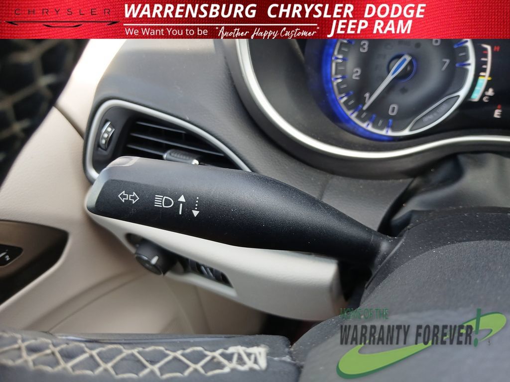 Used 2024 Chrysler Pacifica Touring-L FWD image 19