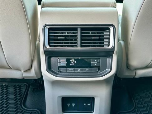 Certified 2025 Volkswagen Atlas SE FWD image 18