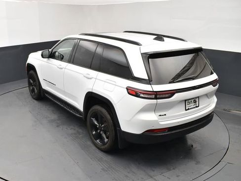 Used 2023 Jeep Grand Cherokee Altitude image 16