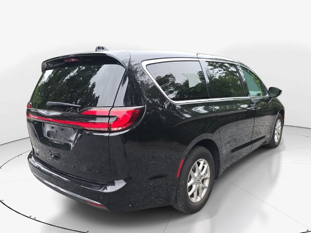 Used 2024 Chrysler Pacifica Touring-L FWD image 6