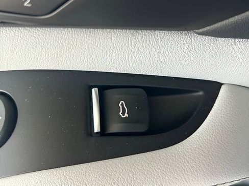 Used 2026 BMW X5 xDrive40i w/ M Sport Package image 18