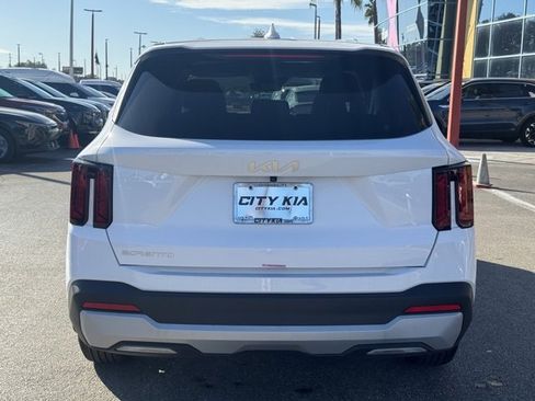 Used 2025 Kia Sorento LX image 3