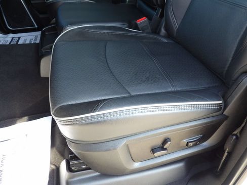 Used 2024 RAM 2500 Laramie AWD/4WD image 18