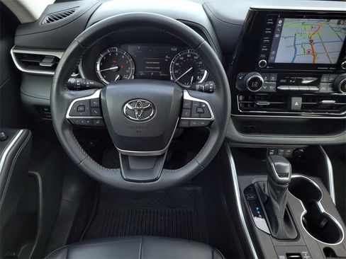 Used 2022 Toyota Highlander XLE image 14