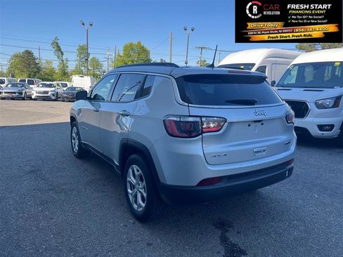 Used 2024 Jeep Compass Latitude AWD/4WD image 5