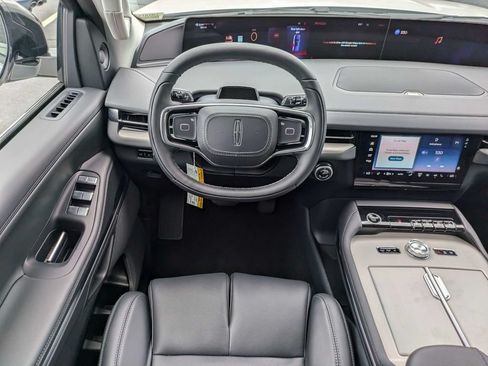 New 2027 Lincoln Navigator Premiere RWD image 17
