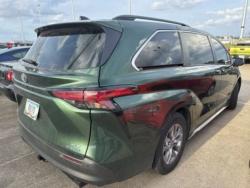Used 2022 Toyota Sienna XLE w/ XLE Plus Package image 10