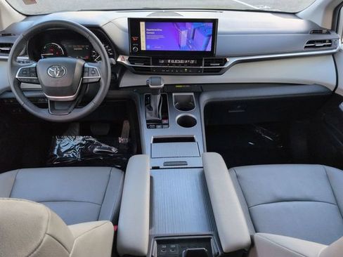 Used 2025 Toyota Sienna XLE FWD image 15