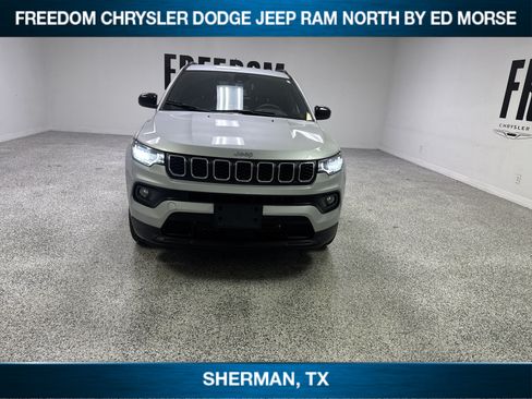 Used 2025 Jeep Compass Latitude AWD/4WD image 2