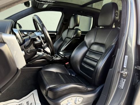 Used 2017 Porsche Cayenne Turbo image 25