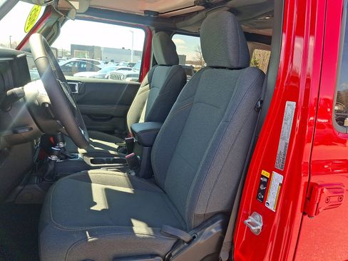 Used 2025 Jeep Wrangler Unlimited Sahara w/ Safety Group AWD/4WD image 13