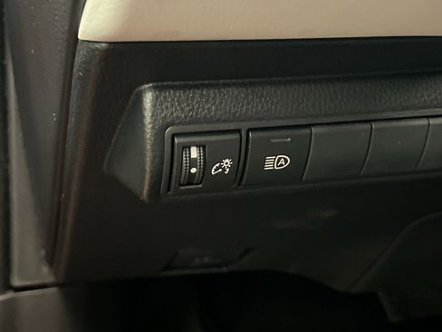 Used 2025 Toyota Corolla SE image 28