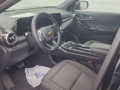 Used 2025 Chevrolet Equinox LT image 2