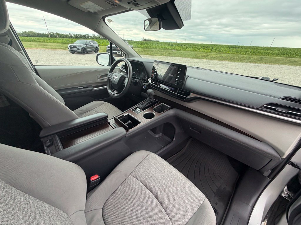 Used 2022 Toyota Sienna LE AWD/4WD image 28
