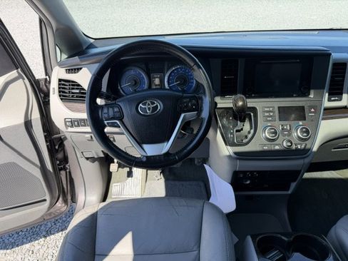 Used 2015 Toyota Sienna XLE Premium FWD image 16