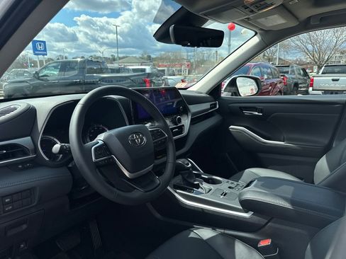Used 2026 Toyota Highlander XLE image 15