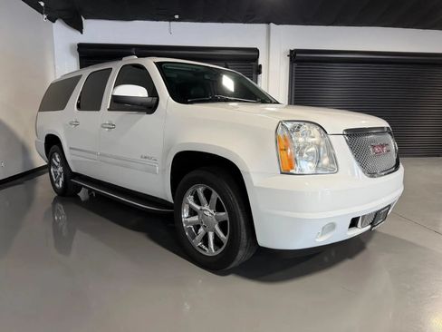 Used 2012 GMC Yukon XL Denali RWD image 3