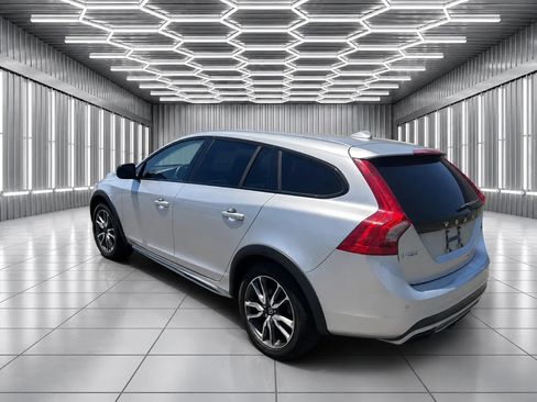 Used 2016 Volvo V60 T5 Cross Country AWD/4WD image 5