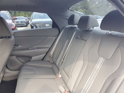 Used 2025 Hyundai Elantra SEL image 12