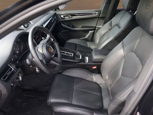 Used 2025 Porsche Macan image 9